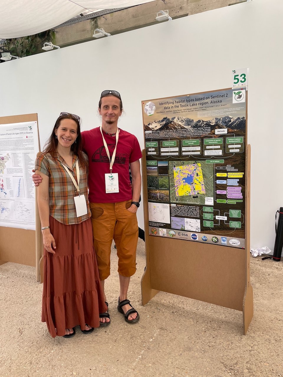 Mária Šibíková a Jozef Šibík pri posteri o identifikácii biotopov zo satelitných dát Sentinel-2 v oblasti Toolik Lake na Aljaške